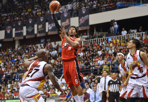 calvin-abueva-vs-san-miguel